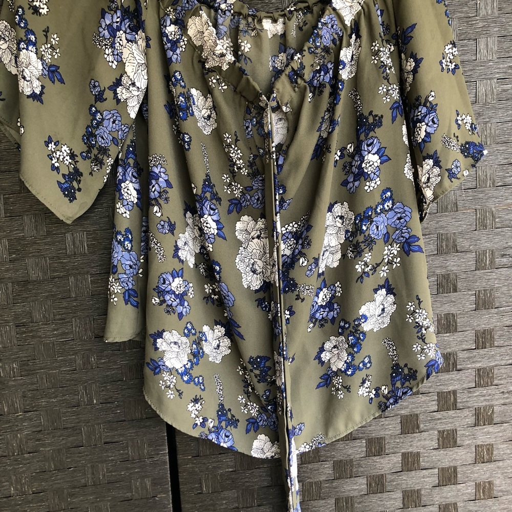 Off The Shoulder Floral Blouse - Picture 6 of 7